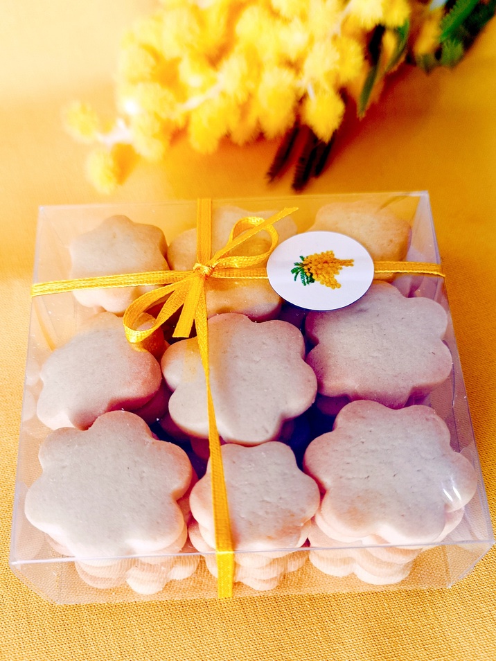 Assortiment de biscuits sablés en boîte transparente